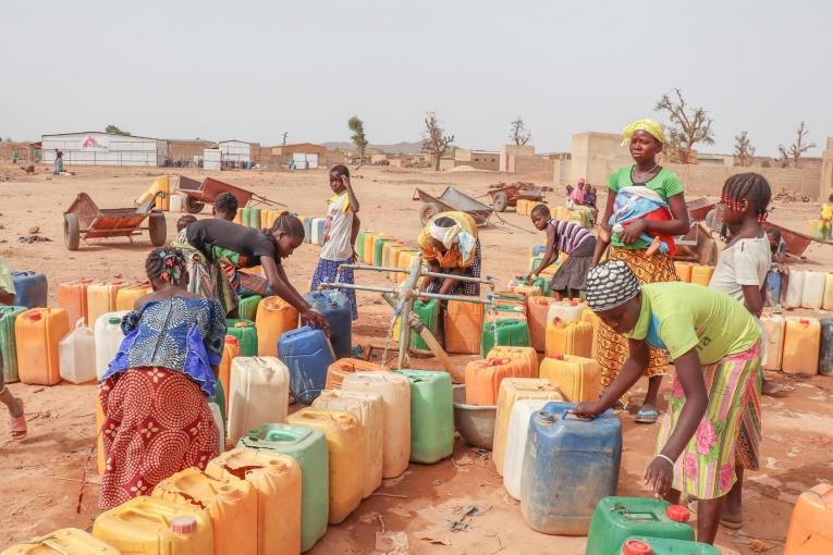 Distribution d'eau par les équipes MSF dans la ville de Kongoussi. Burkina Faso. 2020.