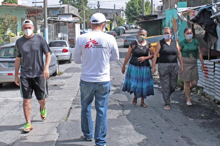 Un travailleur de santé MSF marche dans les rues de Soyapango. Salvador. 2020. 