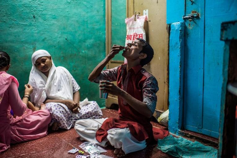 Hanif, un patient atteint de tuberculose multirésistante, prend sa dose quotidienne de médicaments, chez lui, à Mumbai.
