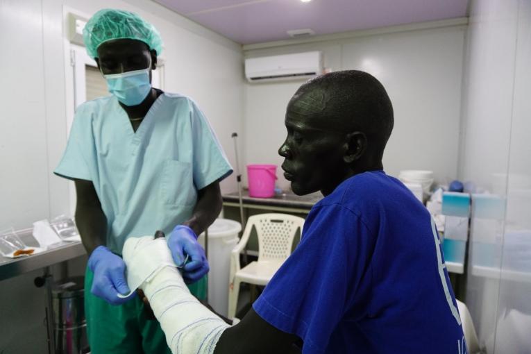 Gatwich, 35 ans, est soigné par une infirmière MSF dans la salle d'opération de l'hôpital de Bentiu. 