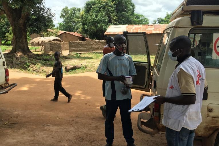 Une équipe MSF à Batangafo, en République centrafricaine, fait du porte-à-porte pour distribuer un traitement préventif contre le paludisme.