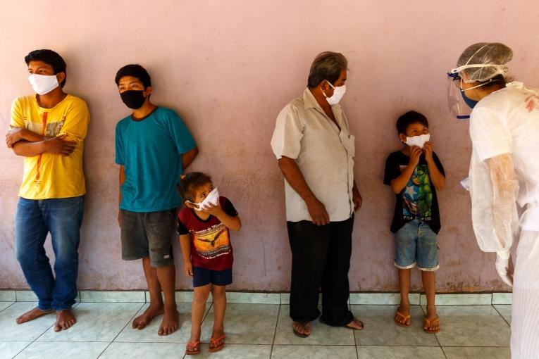 Erica Cravo, infirmière MSF, lors d'une visite à domicile pour vérifier la température d'une famille qui reste isolée après que l'un d'entre eux a été testé positif au coronavirus.