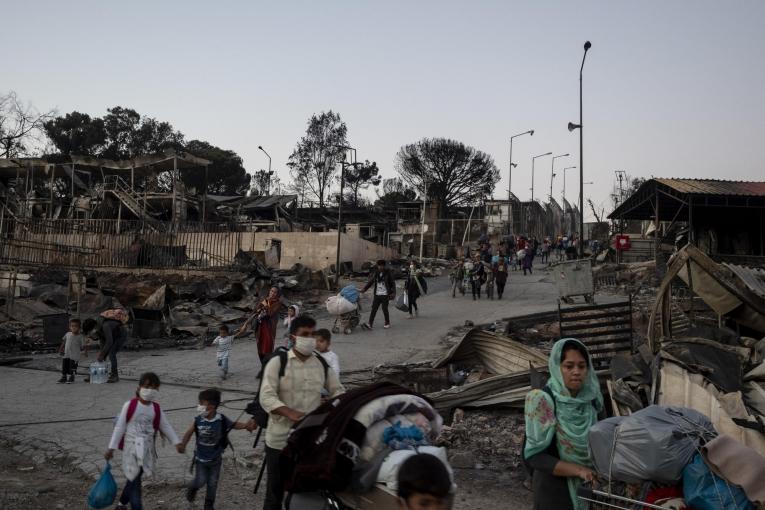 Camp Moria, Lesbos, le 9 septembre 2020. Au lendemain de l'incendie qui a détruit la majeure partie du camp. Les réfugiés et demandeurs d'asile quittent le camp.