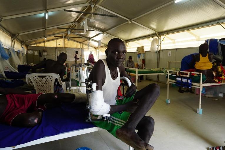 Un jeune homme de 29 ans qui a bénéficié d'un traitement chirurgical à la clinique MSF de Bentiu. Soudan du Sud. 2020.