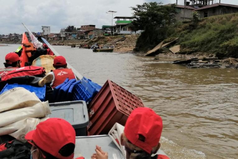 Une équipe mobile de MSF s'approche de la ville de Magui Payan à Nariño, en Colombie. La plupart des déplacements dans cette région de basse altitude se font par la rivière.
