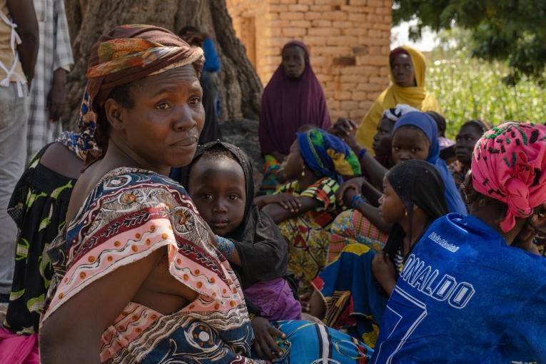 Une femme et son enfant, déplacés par le conflit dans le Centre du Mali.