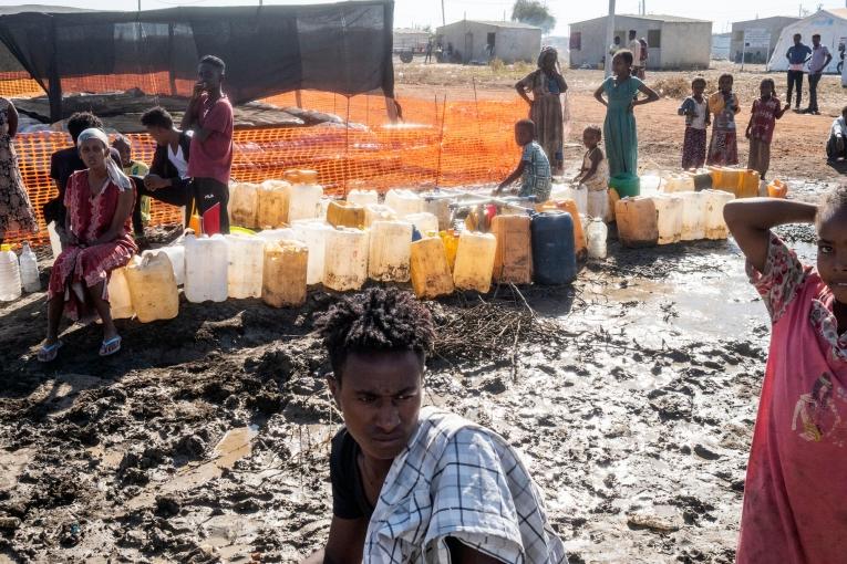 Distribution d'eau dans le camp de transit d'Al Hashaba, dans la région de Gedaref au Soudan, décembre 2020.