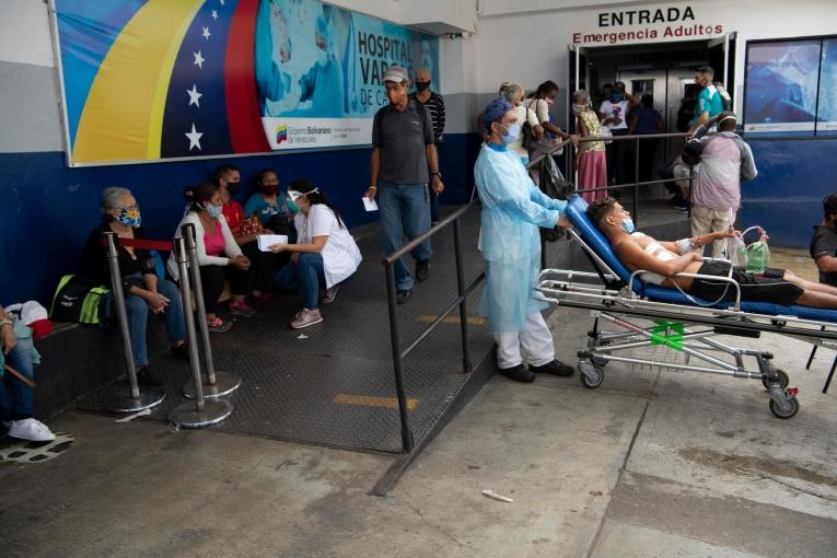 Des personnes attendent à l’entrée des urgences à l’hôpital Vargas de Caracas, au Venezuela. Les cas de Covid-19 étant pris en charge en priorité, de plus en plus de personnes se retrouvent privées de soins pour leurs maladies chroniques ou des traitements d’urgence.