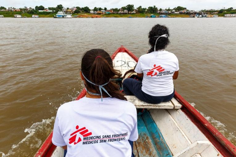 Un médecin et un travailleur de santé MSF traversent un lac à Tefé dans l'État d'Amazonas au Brésil, pour mener des activités de promotion de la santé dans le cadre de la réponse à la pandémie de Covid-19.