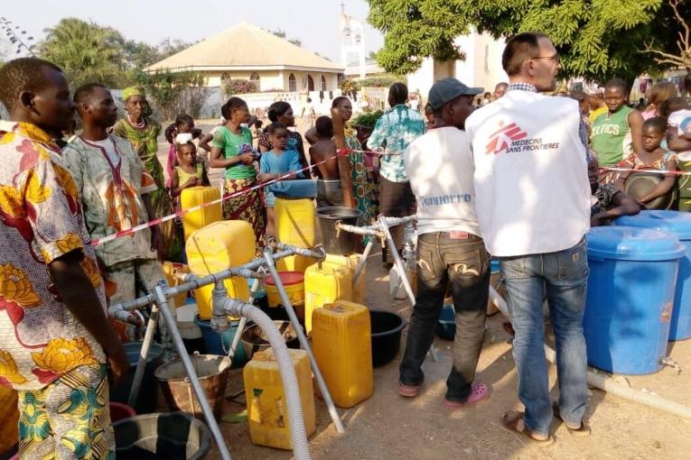 Le réseau d'eau ne fonctionne plus et les quelques puits accessible à Bouar ne permettent pas de répondre aux besoins des personnes déplacées. MSF a mis en place des points de distribution d'eau pour fournir 20 000 litres par jour. République centrafricaine. 2021. 