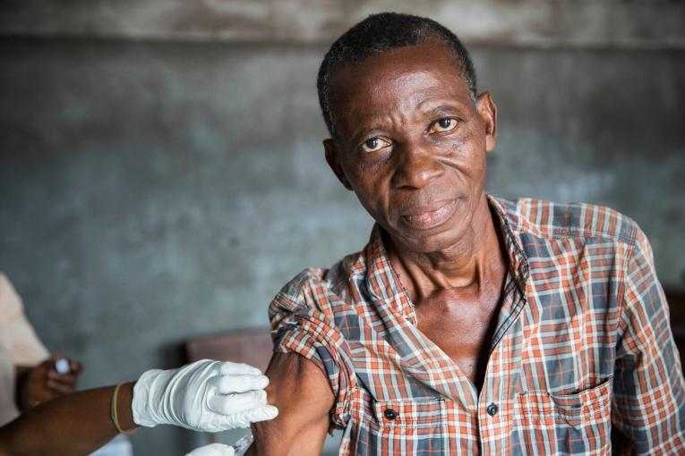 Un homme se fait vacciner contre la fièvre jaune à Kinshasa (RDC) 