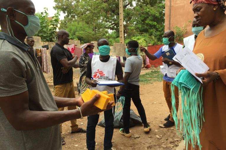 Les équipes de MSF distribuent des masques lavables et du savon à des familles de Bamako, et mènent des activités de sensibilisation aux gestes barrières pour se protéger du Coronavirus.