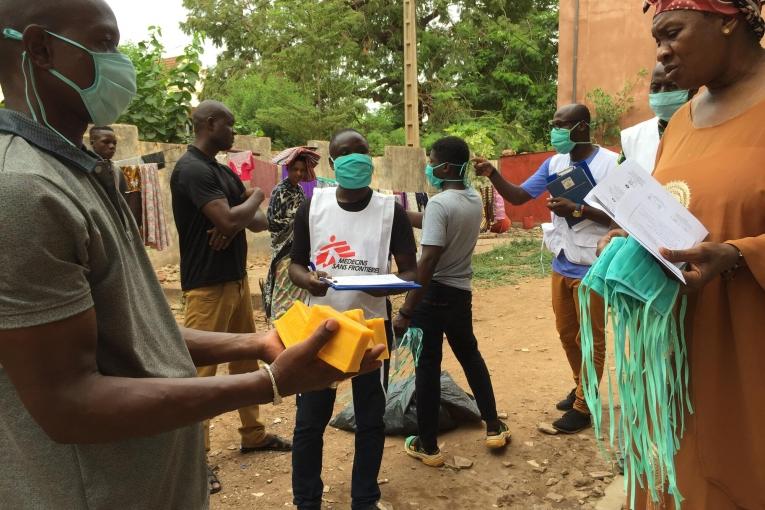 Les équipes de MSF distribuent des masques lavables et du savon à des familles de Bamako, et mènent des activités de sensibilisation aux gestes barrières pour se protéger du Coronavirus. 