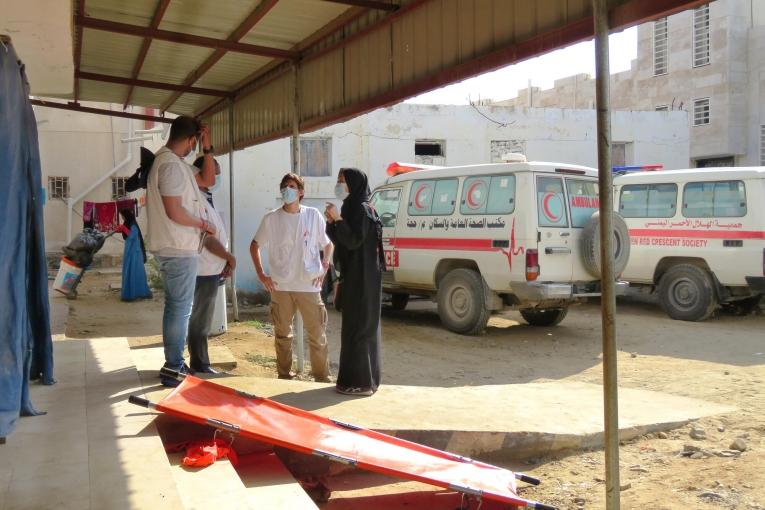 Des membres des équipes MSF en discussion devant l'hôpital d'Abs. Yémen. 2020.