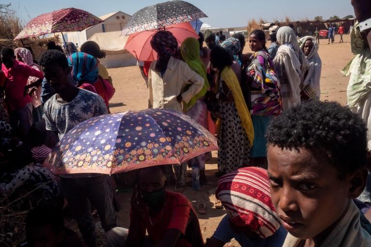 Des réfugiés éthiopiens font la queue pour accéder à une distribution alimentaire au Soudan. Décembre 2020. 