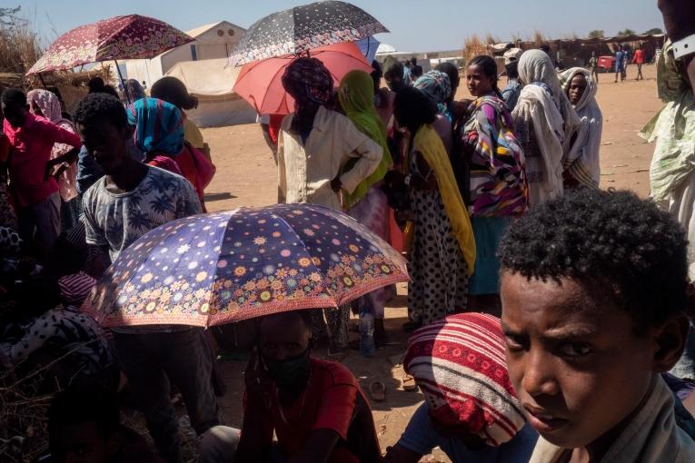 Des réfugiés éthiopiens font la queue pour accéder à une distribution alimentaire au Soudan. Décembre 2020.
