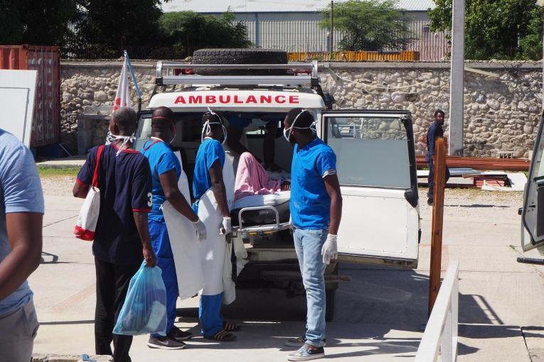 Des patients brûlés sont transférés de Drouillard à l'hôpital MSF de Tabarre