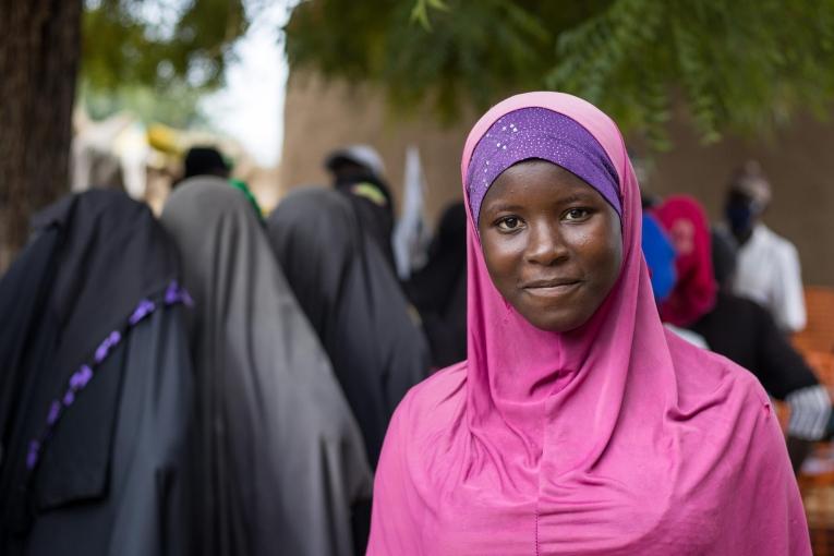 Dans le centre du Mali, une jeune fille attend pour une consultation devant le centre de santé MSF de son village, où des personnes fuyant les combats se sont réfugiées. 