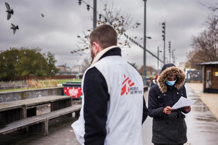 Un membre des équipes MSF lors d'une clinique mobile organisée à Paris en janvier 2021.