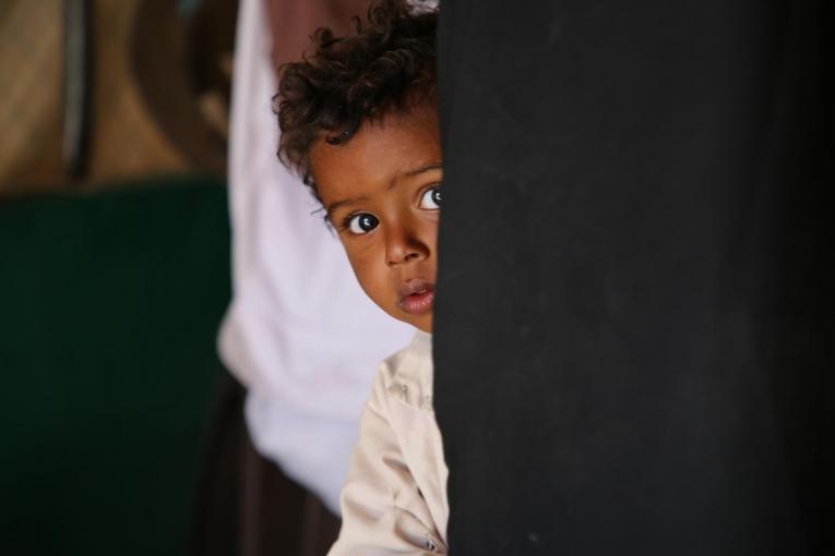 Un enfant se fait vacciner à l'intérieur de l'une des cliniques mobiles de MSF, Marib, mars 2021.