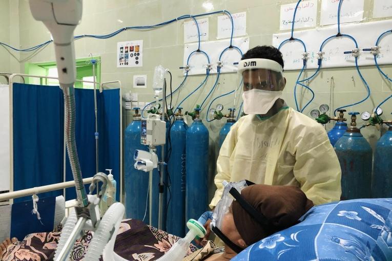 Un membre du personnel médical s'occupe d'un patient dans l'unité de soins intensifs de l'hôpital Al Gamhouria à Aden, mars 2021. 