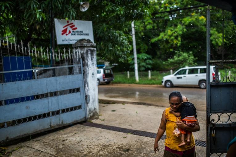 Une femme se rend avec son enfant à la clinique MSF Insein, à Rangoun en Birmanie, en juin 2019. 