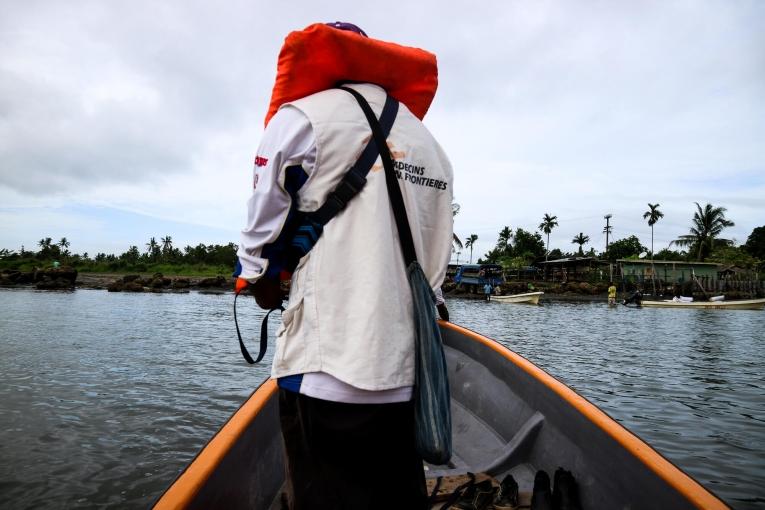 Le personnel de santé MSF se déplace en bateau pour se rendre dans le village de Mei'i, en périphérie de Kerema, en Papouasie-Nouvelle-Guinée. Juin 2019.