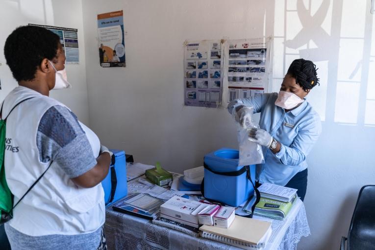 Une infirmière collecte des échantillons tuberculeux dans le projet MSF d'Eshowe. Afrique du Sud. 2020. 
