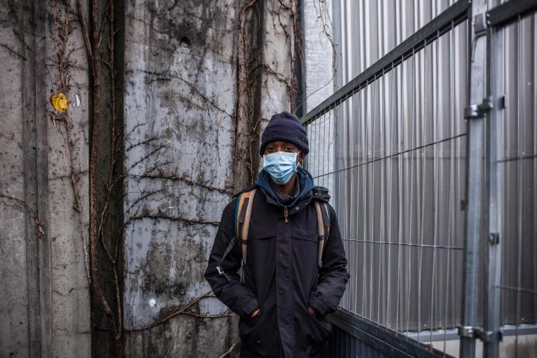 Seco Jallow est un migrant sans-abri vivant dans les rues de Paris et dormant sous un pont. Il est venu se faire soigner dans l’une des cliniques mobiles de MSF qui ont été mises en place lors de la deuxième vague de la pandémie de Covid-19 à Paris. 2021. 