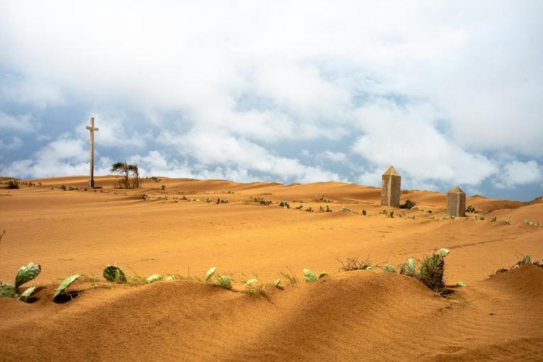 Autrefois les routes étaient bordées de cactus, aujourd'hui ils sont ensevelis sous le sable. Madagascar. 2021. 