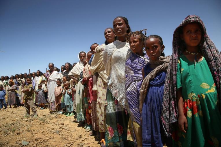 Des femmes attendent de pouvoir bénéficier d'une consultation médicale dans une clinique mobile gérée par MSF. Région du Tigré. 2021. 