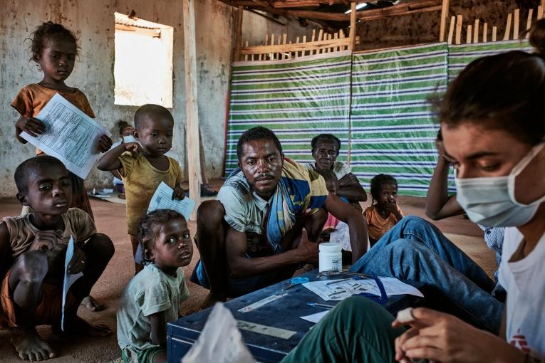 Maraignavy s'est rendu à la clinique mobile MSF de Ranobe avec ses cinq enfants pour une consultation médicale. Tous ses enfants souffrent de malnutrition. Madagascar, district d'Amboasary. Avril 2021. 