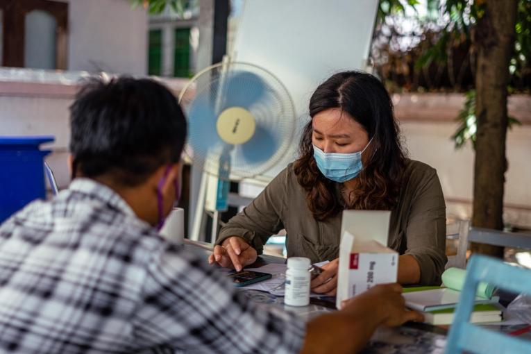 Une consultation dans une clinique de fortune installée après l'occupation de l'hôpital public par des militaires à Yangon.