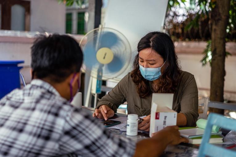 Une consultation dans une clinique de fortune installée après l'occupation de l'hôpital public par des militaires à Yangon.