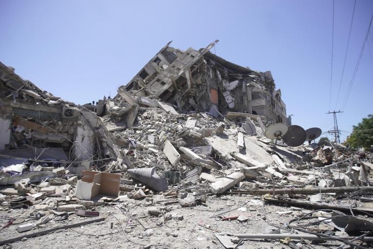 Les décombres de la tour Al-Shorouq, bombardée par l'armée israélienne. Mai 2021, Gaza.