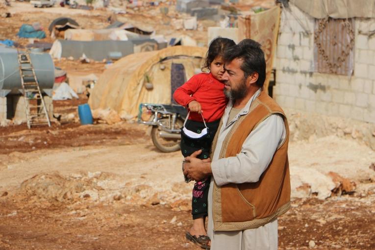 Chahine Ziadeh a fui sa ville natale en 2016 en raison de bombardements massifs. Depuis, il a vécu dans divers camps de la région avant de s'installer, il y a deux ans, dans le camp de Fan Al-Shemali, dans le gouvernorat d'Idlib. 
