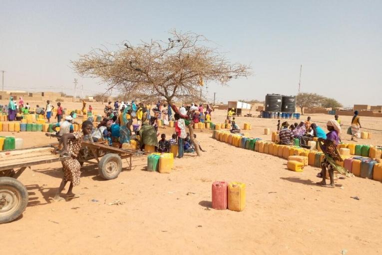 Distribution d'eau à Djibo, au Burkina Faso.