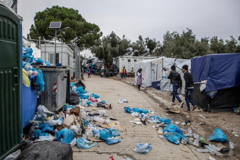 À l'heure actuelle, 13 000 personnes sont bloquées dans un camp conçu pour n'en accueillir que 3 000. La plupart des enfants que voient nos équipes souffrent de maladies directement liées aux conditions de vie telles que les infections des voies respiratoires, les maladies de la peau, la fièvre et la diarrhée.