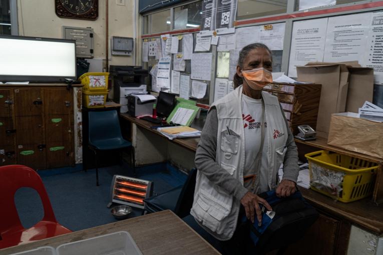 Adeline Oliver, infirmière de l'équipe d'urgence MSF, dans le centre de santé d'Alexandra, dans lequel MSF intervient. Afrique du Sud. 2021.