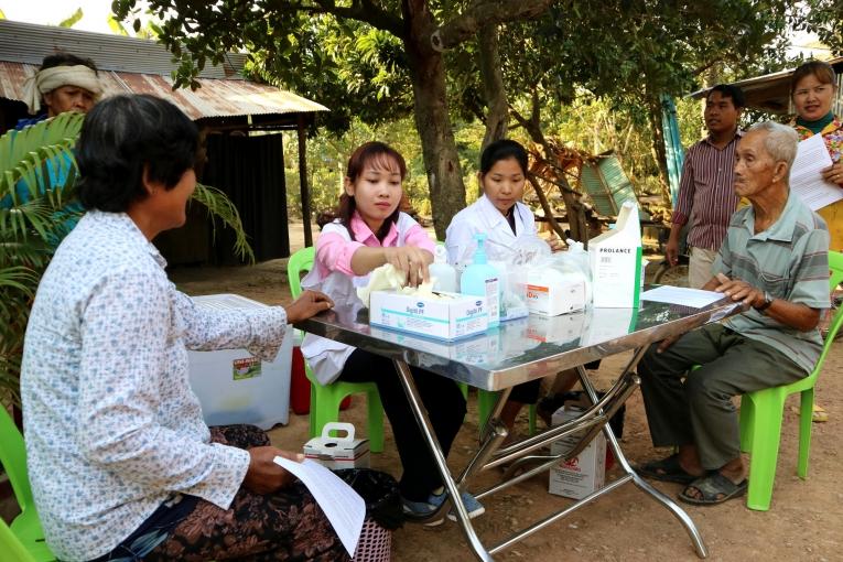 Des infirmières testent des échantillons de sang pour dépister des cas d'hépatite C lors d'une campagne active de recherche de cas dans un village du district de Moung Ruessei au Cambodge.
