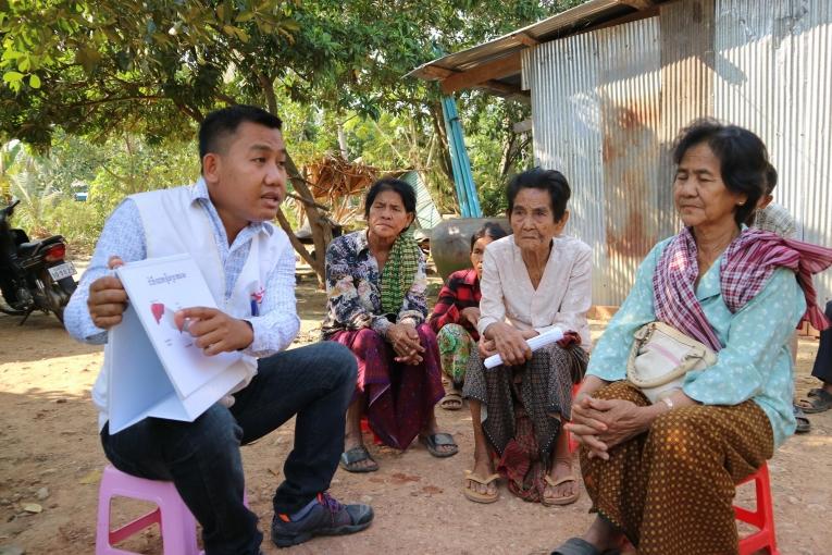 Un travailleur de santé MSF conduit une séance de sensibilisation sur l'hépatite C dans un village au Cambodge.