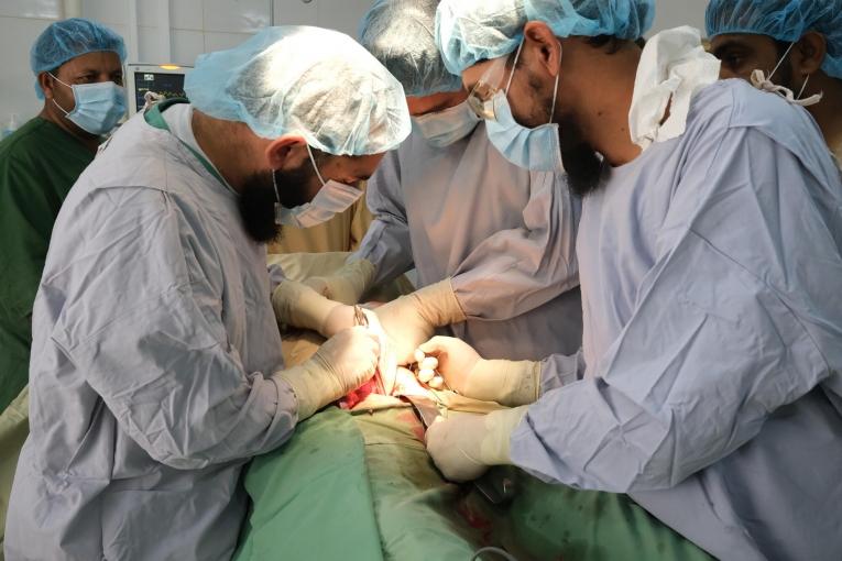 Un médecin MSF effectue une opération dans un des trois blocs opératoires de l'hôpital de Boost à Lashkar Gah.