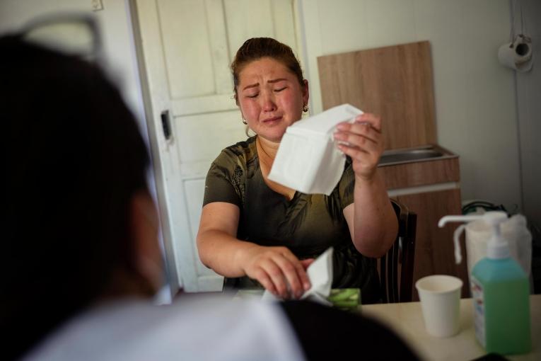 Le psychologue Begaim Borbieva donnant une consultation au centre de médecine familiale de Arka.