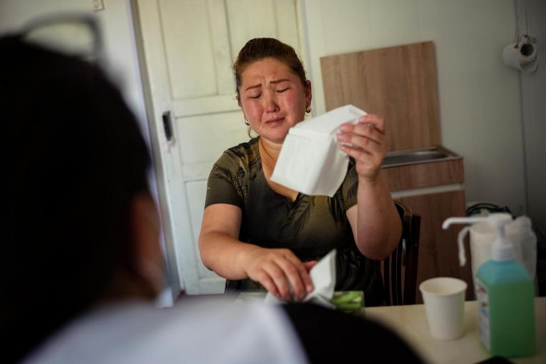 Le psychologue Begaim Borbieva donnant une consultation au centre de médecine familiale de Arka.