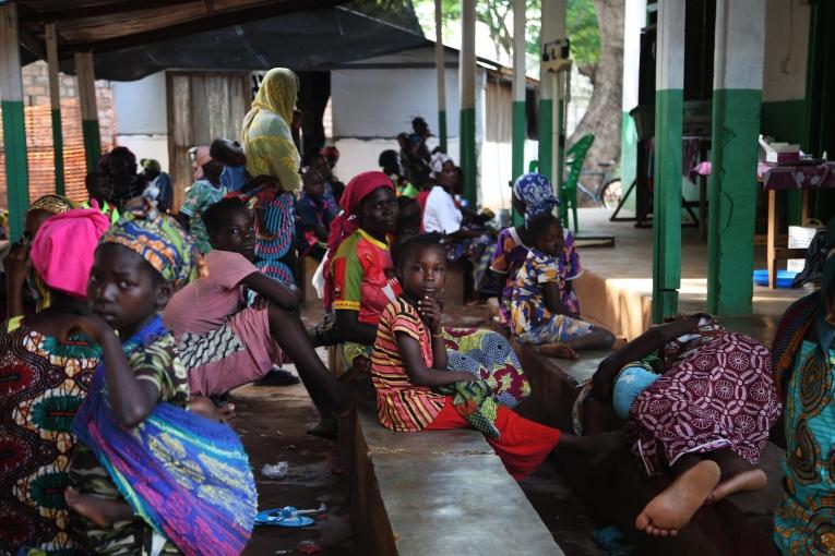 Des patients attendent dans la salle d'attente du service ambulatoire de l'hôpital MSF de Kabo, une ville du nord de la République centrafricaine.
