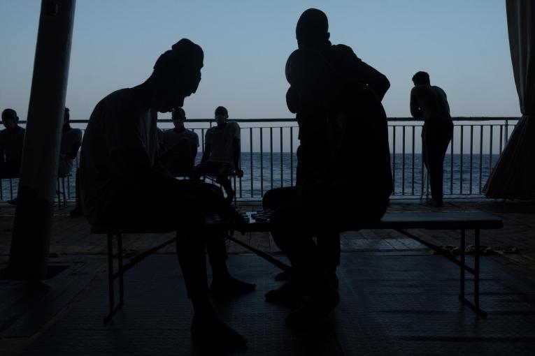 Des passagers sur le pont du Geo Barents, dans l'attente de trouver un port de débarquement.