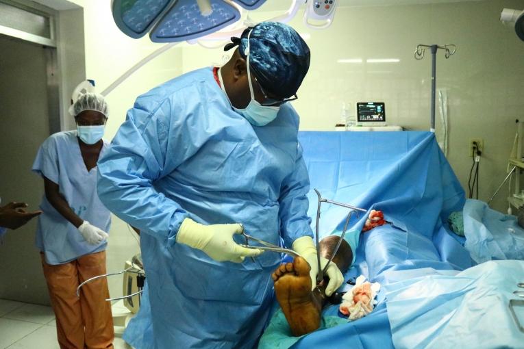 Xavier Kernizan, chirurgien orthopédique, dans le bloc opératoire de l'hôpital Saint Antoine à Jérémie.