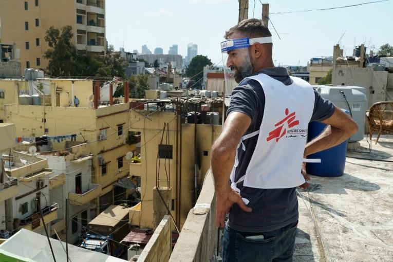 Un travailleur MSF réalisant du porte à porte dans le quartier de Karantina suite à l'explosion à Beyrouth.