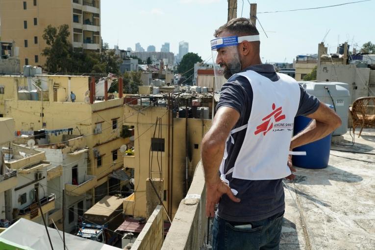 Un travailleur MSF réalisant du porte à porte dans le quartier de Karantina suite à l'explosion à Beyrouth.