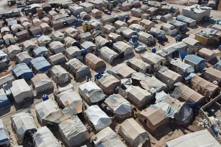 Plus de 1,7 million de personnes déplacées habitent dans un camp, dans le nord-ouest de la Syrie. La plupart ont fui le conflit et vivent dans des conditions précaires. Syrie. 2021.